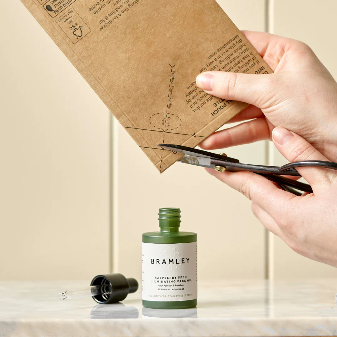 Raspberry Seed Illuminating Face Oil Compostable Refill Pouch - Image 2