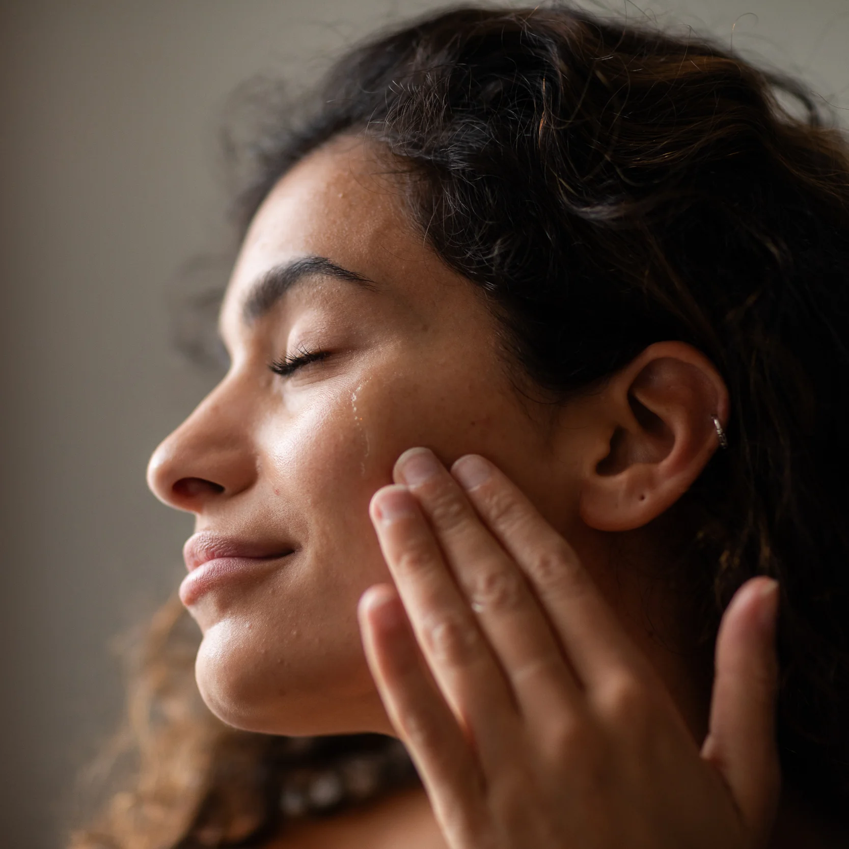 Lemon Balm Brightening Serum - Image 4