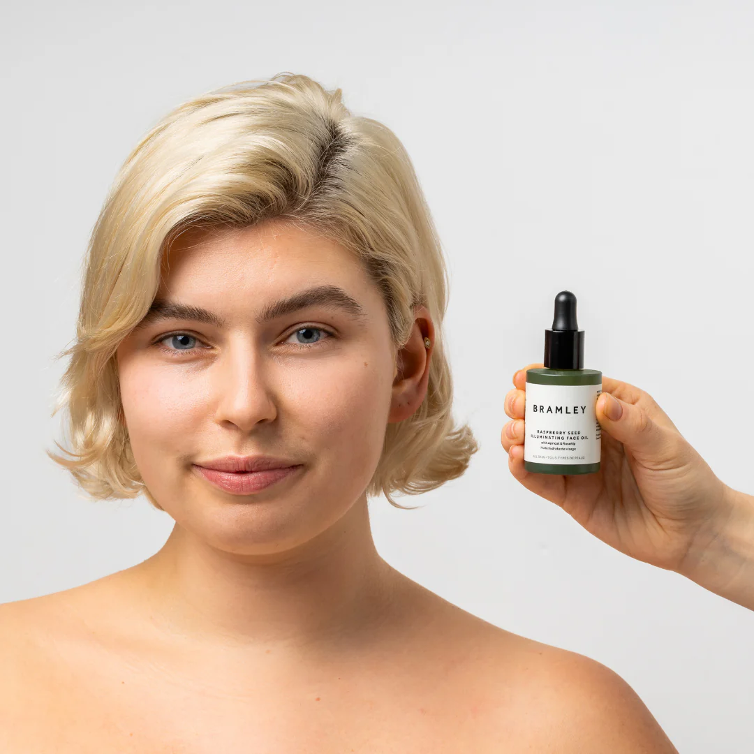 Raspberry Seed Illuminating Face Oil - Image 4
