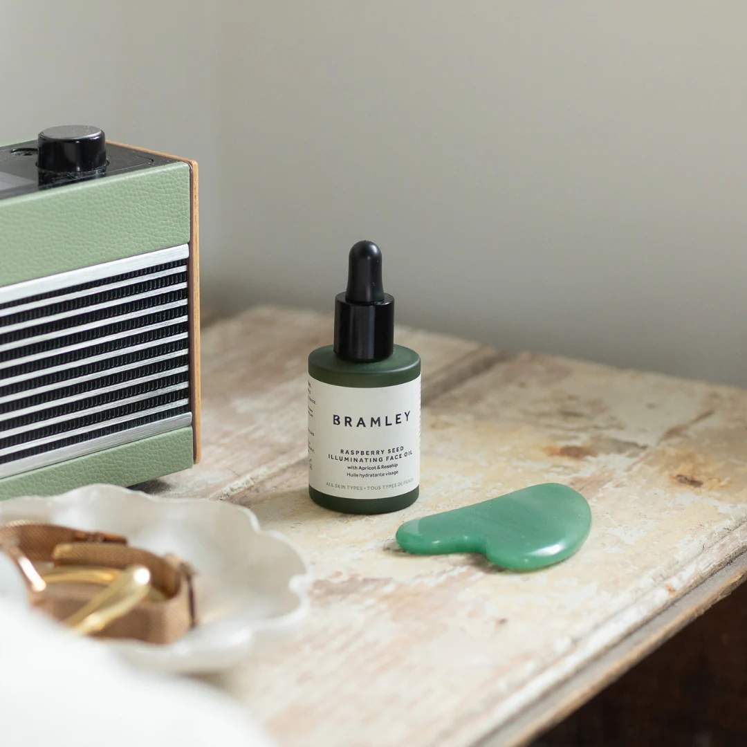 Raspberry Seed Illuminating Face Oil - Image 5